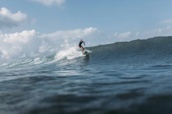 Mann surft Welle auf Surfbrett im Ozean — Stockfoto