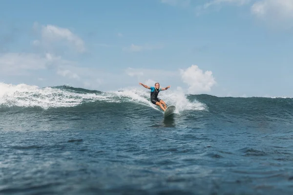 Mâle surfeur équitation vague sur surf board dans ocean — Photo de stock