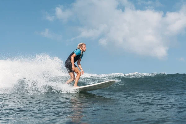 Surfista masculino equitação onda no surf bordo no oceano — Fotografia de Stock