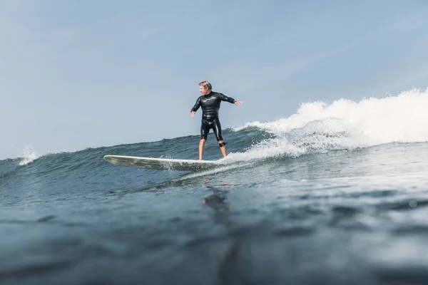 Surfeur s'amuser et monter vague sur planche de surf dans l'océan — Photo de stock