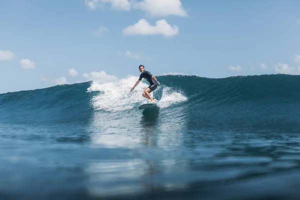 Surfista masculino - foto de stock