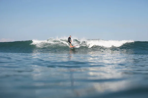 Homme actif surf vague à bord dans l'océan — Photo de stock