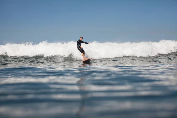 Surfer océan — Photo de stock