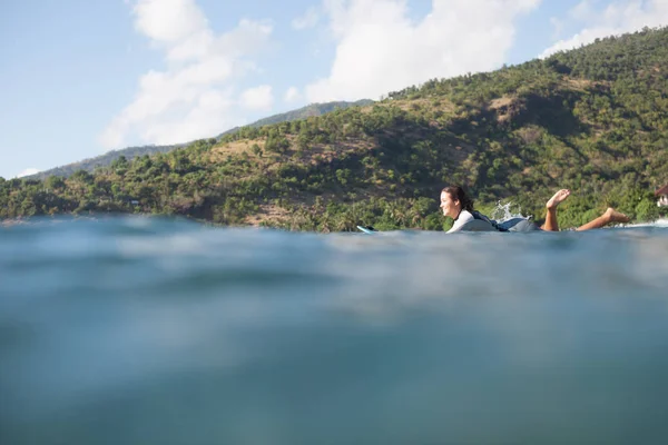 Tumbado sobre tabla de surf - foto de stock