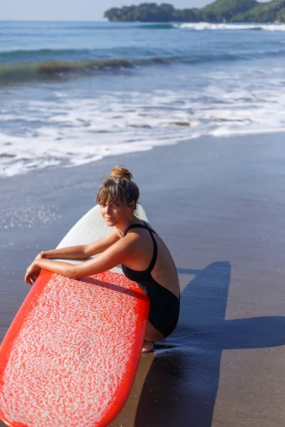 Tabla de surf roja — Stock Photo