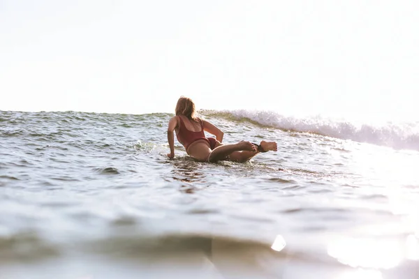 Surfer dans l'océan — Photo de stock