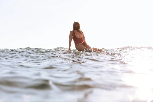 Surfer dans l'océan — Photo de stock