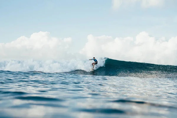 Jeune sportif en combinaison de surf le jour ensoleillé — Photo de stock