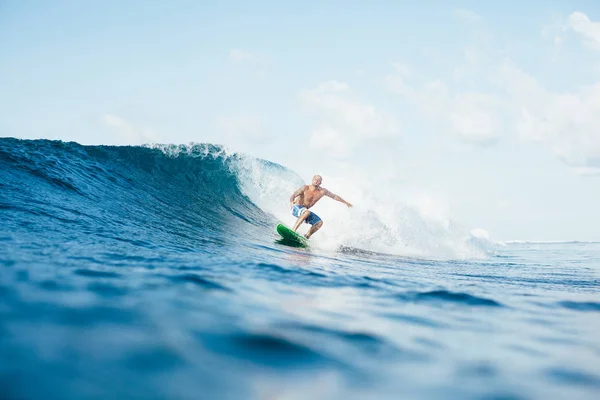 Junger Sportler hat an sonnigem Tag Spaß auf dem Surfbrett — Stockfoto