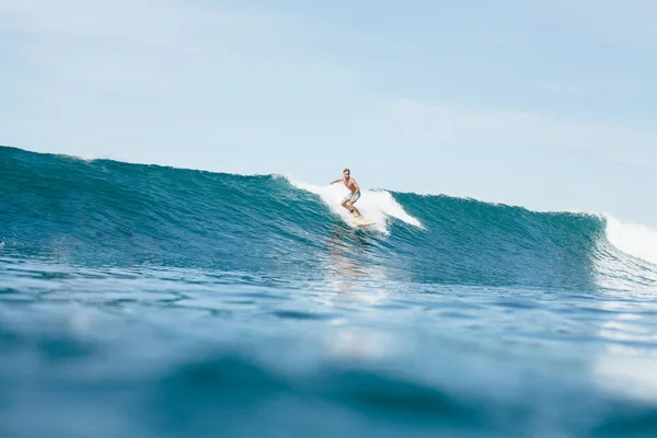 Jovem desportista surfar no dia ensolarado — Fotografia de Stock