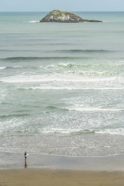 Surfer and ocean — Stock Photo