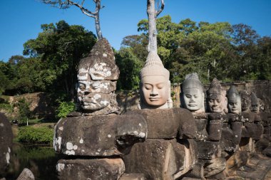 farklı zaman inanılmaz farklı, eski, Kamboçya Tapınağı karşı yeni redone heykel görünüyor, 