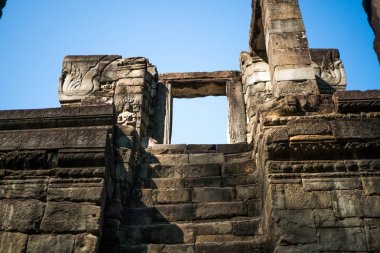Mavi gökyüzünde arka plan, harika eski mimari, Kamboçya tapınak tapınak penceresiyle, 