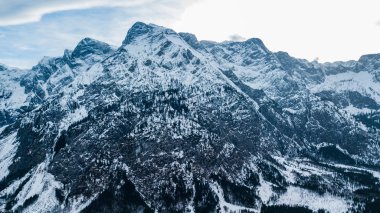 Avusturya dağ, vurdu bir dron, Avusturya Alplerinde, kış saati, güzel Kış Doğa