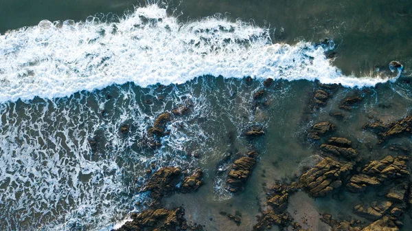 いくつかの岩に太平洋の波 サーフを満たしている土地 ぢドローン ベトナムの美しい海に下向きドローン ショット — ストック写真