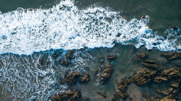 Ondas Oceano Pacífico Algumas Rochas Surfe Encontra Terra Drone Tiro — Fotografia de Stock