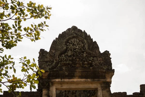 Cambodjaanse Tempel Geschoten Met Natuurlijke Hemel Boom Achtergrond Muurschildering — Stockfoto