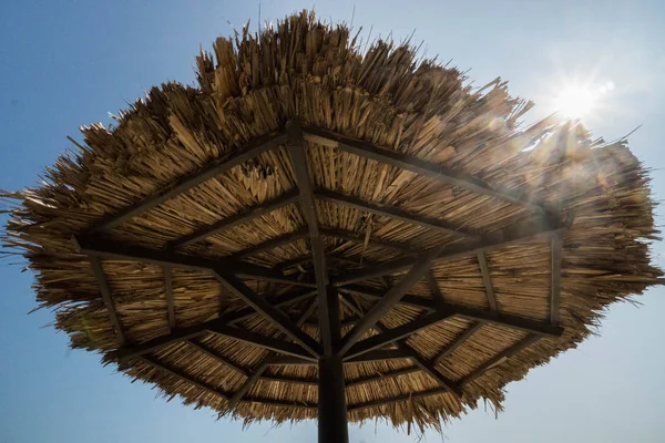 Тропический Зонтик Естественным Голубым Небом Заднем Плане Отдых Вьетнаме Путешествия — стоковое фото