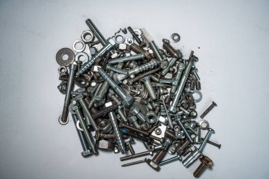 Beyaz arka plan üzerinde vida tozlu kirli grup