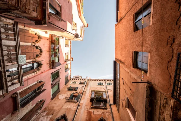 ヴェネツィア イタリアの美しさの古い建物に囲まれた中央にパティオ — ストック写真