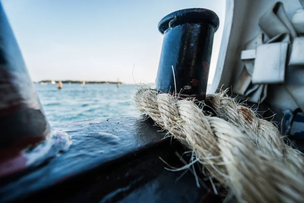 İskelede, soğuk renk yakın çekim yukarı tutarak stong Tekne ipi, 