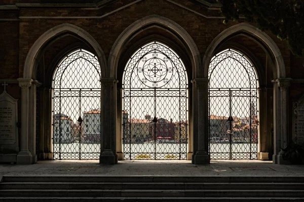 Venedik İtalya, mezarlık gates, büyük mezarlık kapı kapı, büyük çelik kapısı harika gün batımı ışık sahte