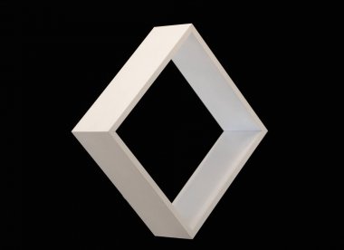 Beyaz kare kare siyah arka plan üzerinde siyah ve beyaz, duran beyaz kutu izole, 