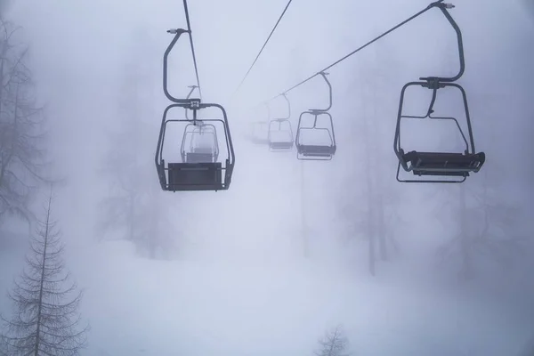 Leerer Skilift Nebel Neblige Pistenverhältnisse Skifahren Den Wunderschönen Österreichischen Alpen — Stockfoto