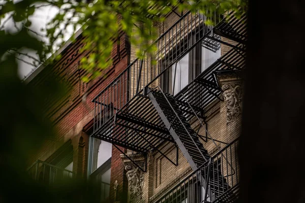 New York Şehir Fotoğrafçılığında Yangın Merdivenleri — Stok fotoğraf