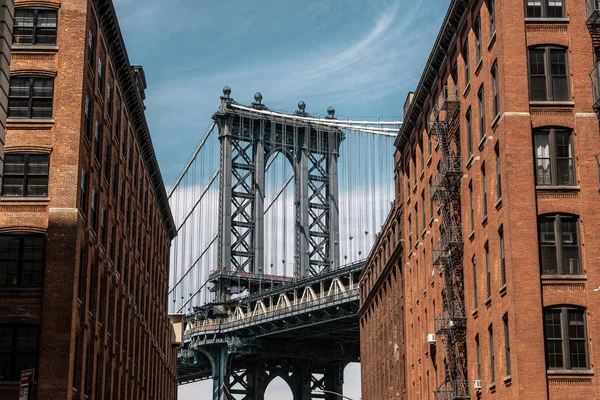 Utsikt Över Ett Tornen Manhattan Bridge Från Gatorna Dumbo Distriktet — Stockfoto