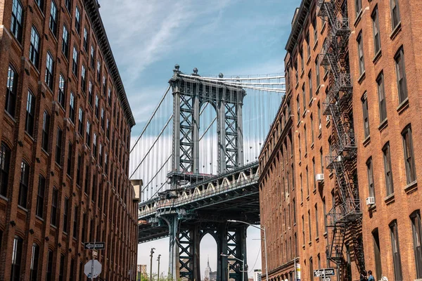 Utsikt Över Ett Tornen Manhattan Bridge Från Gatorna Dumbo Distriktet — Stockfoto