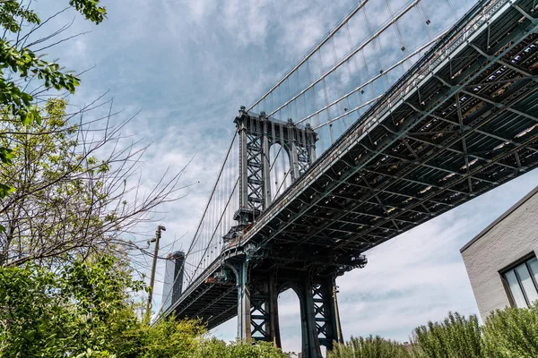 Veduta Una Delle Torri Del Manhattan Bridge Dalle Strade Del — Foto Stock
