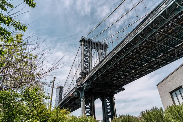 Utsikt Över Ett Tornen Manhattan Bridge Från Gatorna Dumbo Distriktet — Stockfoto