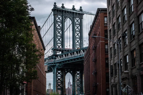 Utsikt Över Ett Tornen Manhattan Bridge Från Gatorna Dumbo Distriktet — Stockfoto