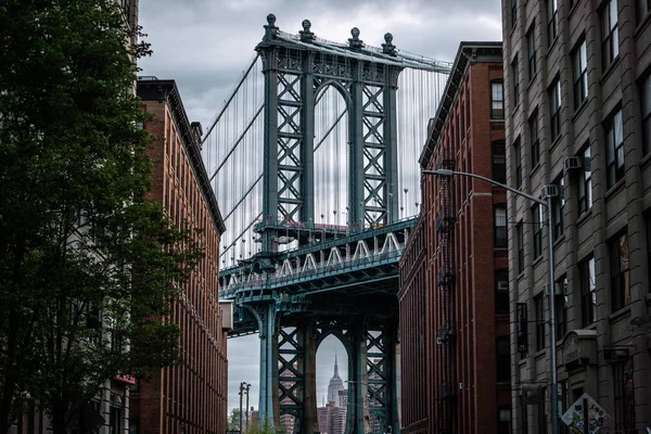 Veduta Una Delle Torri Del Manhattan Bridge Dalle Strade Del — Foto Stock