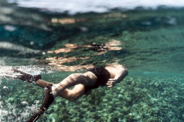 Mısır okyanusunda şnorkelle yüzmek, su altında yüzmek, erkek adam okyanusta şnorkelle yüzmek.