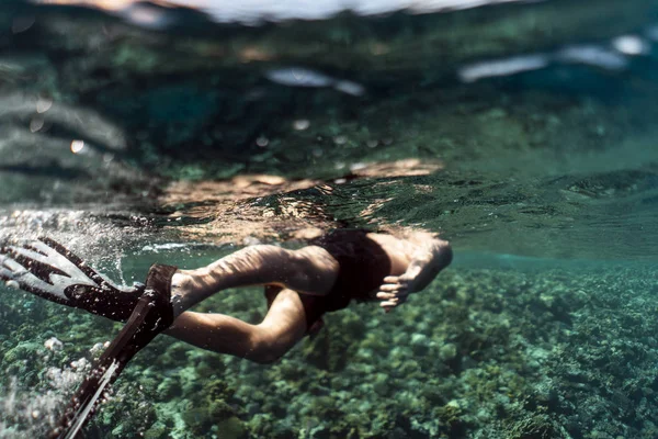 Snorkeling through the ocean of egypt, underwater snorkeling, male man snorkeling in the ocean — Stock Photo, Image