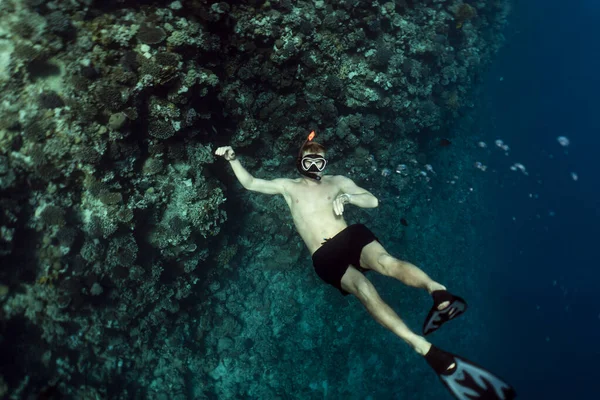 Snorkeling through the ocean of egypt, underwater snorkeling, male man snorkeling in the ocean — Stock Photo, Image