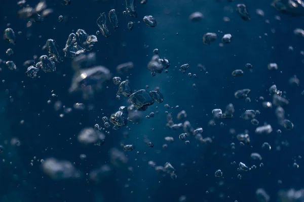 Абстрактная подводная сцена солнечные лучи и пузырьки воздуха в глубоком синем море — стоковое фото