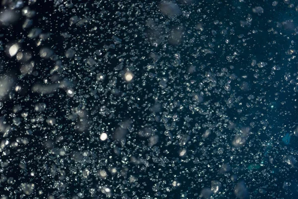 Абстрактні підводні сцени сонячний промінь і повітряні бульбашки в глибокому блакитному морі — стокове фото