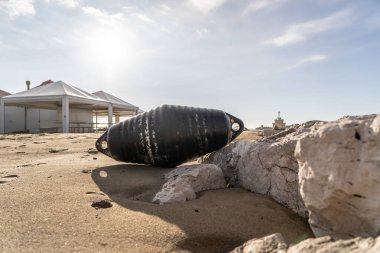 Venedik İtalya 'da, Avrupa sahilinde siyah çamurluk. İtalya 'da gün doğumunda kumsalda güzel kayalar.