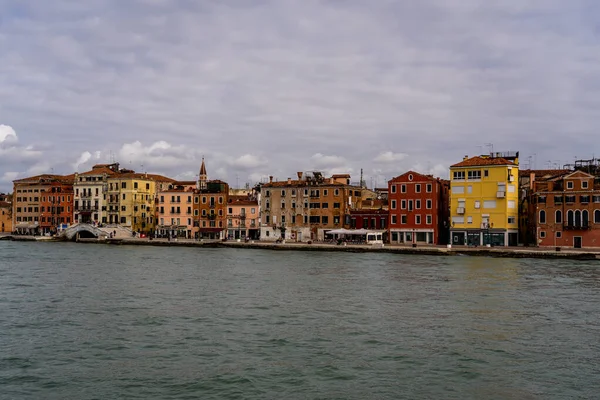 Ciudad costa de Venecia Italia Europa. hermosa ciudad de Venecia disparado desde un ferry. horizonte de Venecia durante un amanecer nublado — Foto de Stock