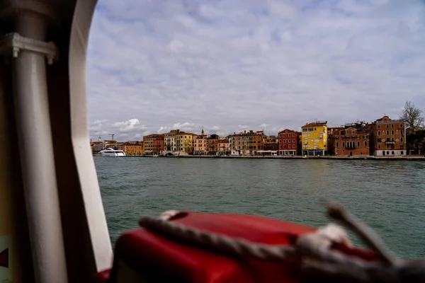 City coastline of Venice Italy Europe. beautiful city of Venice shot from a ferry. skyline of Venice during a cloudy sunrise — 스톡 사진