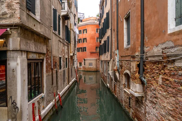 Vacker liten kanal i centrum av venice Italien Europa. Vacker kanal i venis. arkitektur fotografi av Venedig — Stockfoto