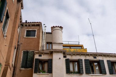 Avrupa Venedik 'in muhteşem mimarisi. Venedik İtalya sokaklarında yürüyor. Venedik 'te çarpıcı mimari