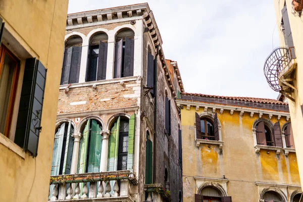 Increíble arquitectura de Venecia Italia Europa. paseando por las calles de Venecia Italia. impresionante arquitectura en Venecia — Foto de Stock