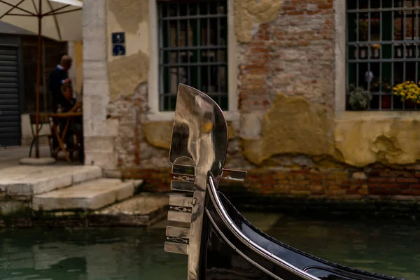 Egy gondola előtt Velence szívében Olaszország Európa. Gyönyörű gondola Velencében. Velencei háttérképek. gondola előtt a gyönyörű építészet Velence — Stock Fotó