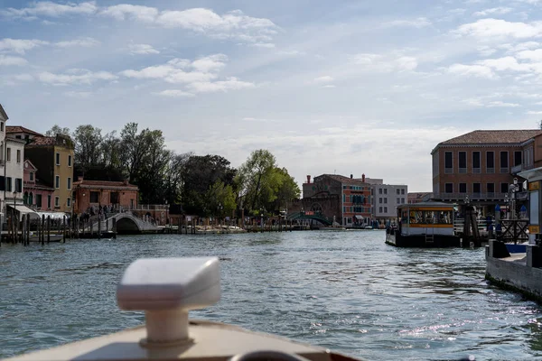 View from a ferry in the heart of venice Italy Europe. taking the ferry through the city of venice — 스톡 사진