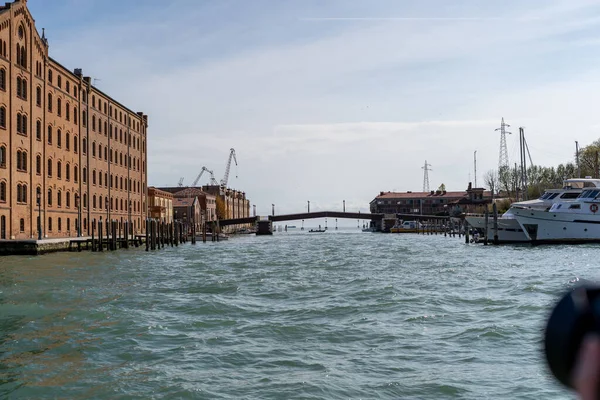 Vista desde un ferry en el corazón de Venecia Italia Europa. tomando el ferry por la ciudad de Venecia — Foto de Stock