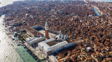 Venedik İtalya Avrupa manzarası. Yukarıdan bir İHA ile Venedik. Venedik İtalya 'nın güzel şehri üzerinde hava manzarası. İnanılmaz Venedik resim duvar kâğıdı